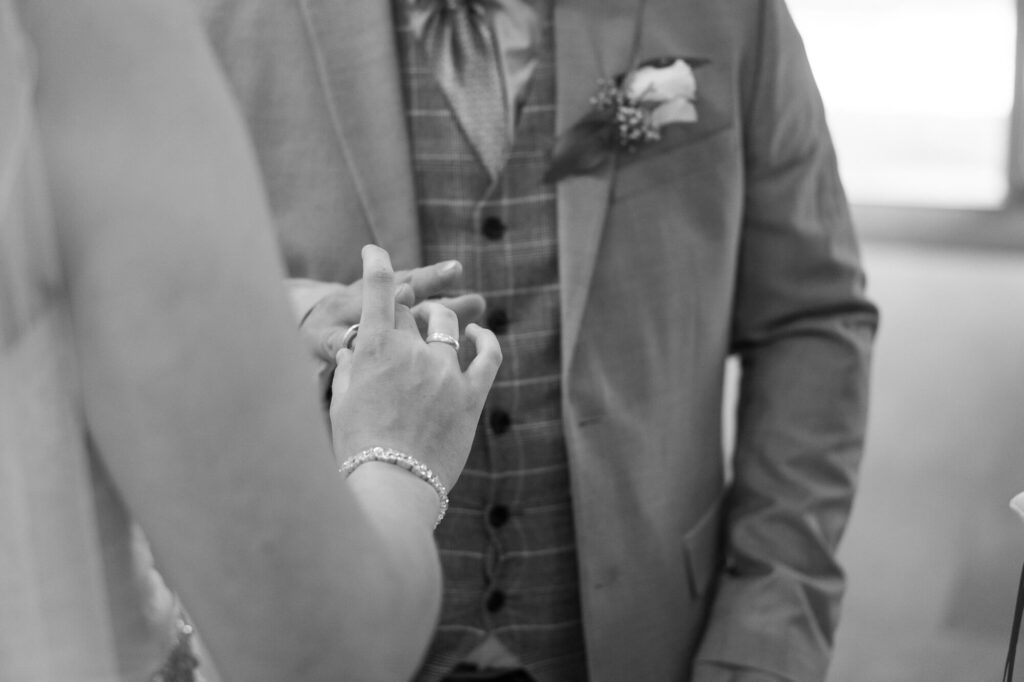 Bei Hochzeit steckt Frau Ehering an Finger von ihrem Mann