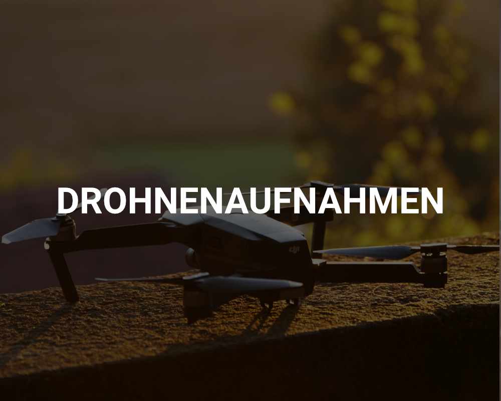 Drohne steht auf Mauer bei Sonnenuntergang