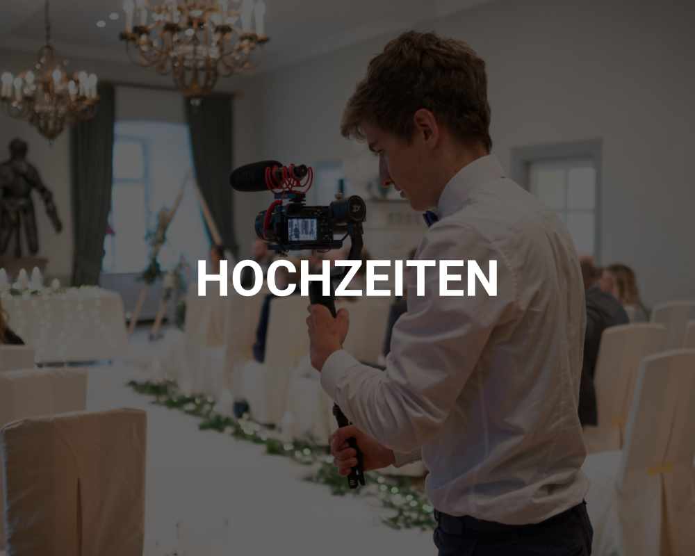 Junger Mann in Hemd mit Kamera bei Hochzeit