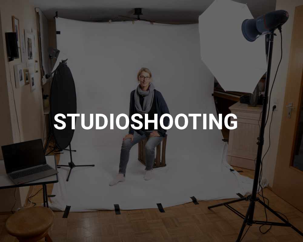 Fotostudio mit weißem Hintergrund uns Softboxen